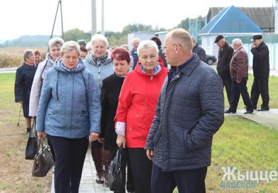 Для ветеранов совхоза-комбината «Заря» провели обзорную экскурсию по отделениям предприятия Для ветеранов совхоза-комбината «Заря» провели обзорную экскурсию по отделениям предприятия
