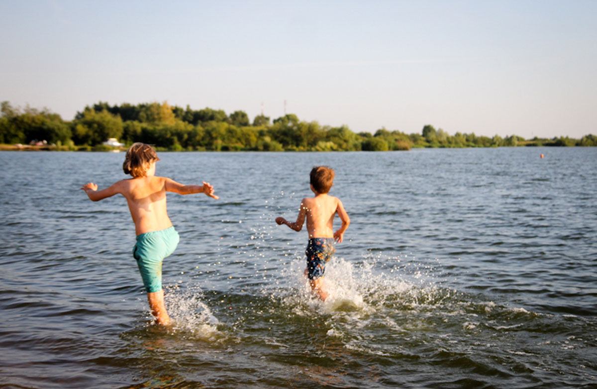 Школьники купаются. Река для детей. Купание на речке. Дети купаются в реке. Летом на речке.