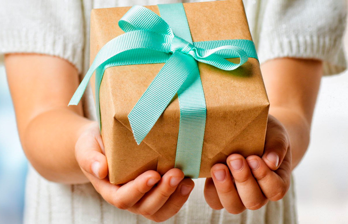 Можно дарить подарки раньше. Подарок в руках. Дарим подарки. Ребенок дарит подарок. Ребенок с подарком в руках.