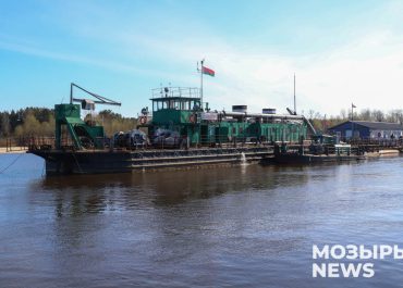 Мозырские речники помогают мостостроителям возводить мост через Припять