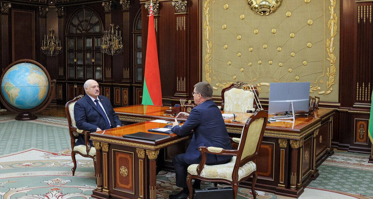 Александр Лукашенко принял с докладом Председателя Федерации профсоюзов Беларуси Юрия Сенько