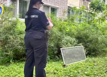 Оперлась на москитную сетку. Ребенок выпал из окна пятого этажа в Минске