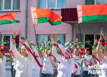В Мозыре музыкальный флешмоб в честь Дня народного единства объединил 75 студентов