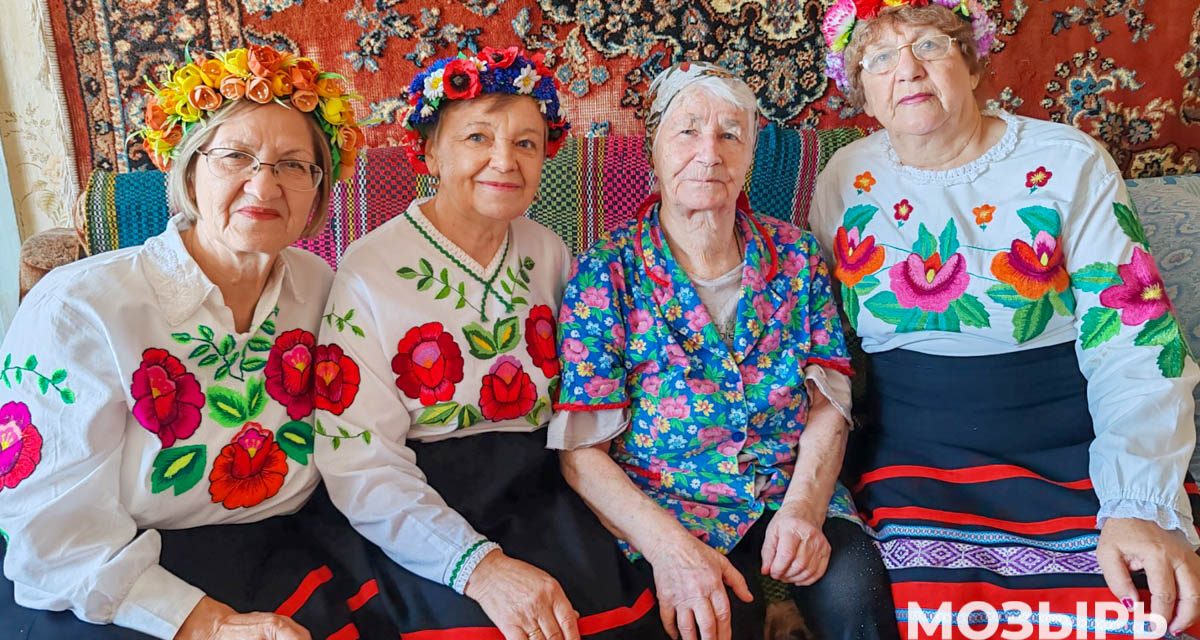 Мозырские «серебряные» волонтеры поздравляют с Днем народного единства одиноких пожилых людей