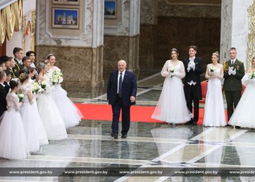 Александр Лукашенко принял участие в Новогоднем балу для молодежи во Дворце Независимости