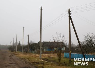В деревне Глиница полным ходом идет масштабная реконструкция электрических сетей