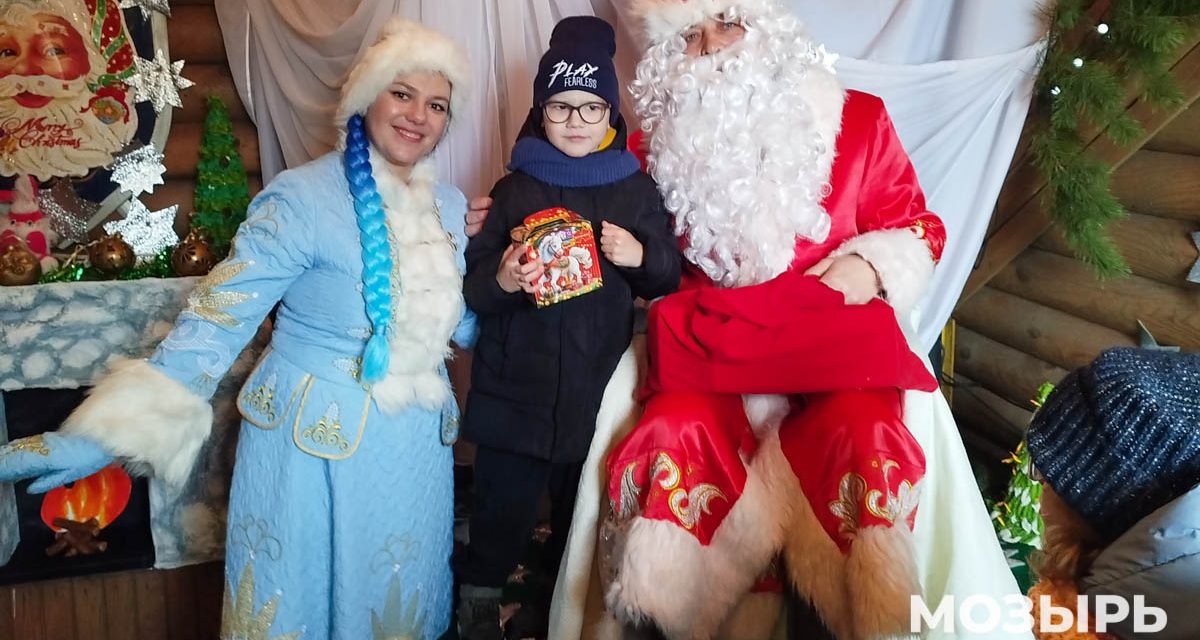 Зимняя сказка ожила в Мозырском замке: в резиденции Деда Мороза ждут юных гостей