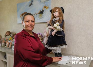 Елена Петренко из Мозырского района коллекционирует фарфоровые куклы